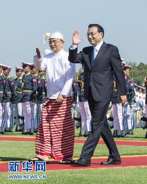 11月14日，中國國務(wù)院總理李克強(qiáng)在內(nèi)比都同緬甸總統(tǒng)吳登盛舉行會談。這是會談前，吳登盛在緬甸總統(tǒng)府前廣場為李克強(qiáng)舉行隆重的歡迎儀式。新華社記者 王曄 攝