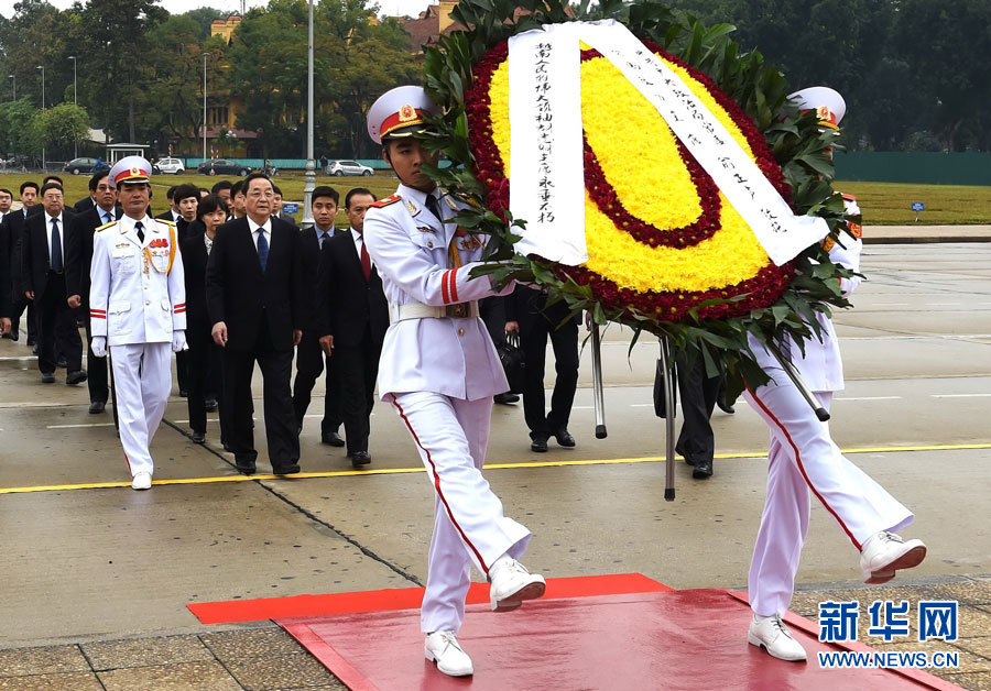 12月25日至27日，中共中央政治局常委、全國政協(xié)主席俞正聲對越南進(jìn)行正式訪問。 這是12月27日，俞正聲在河內(nèi)瞻仰胡志明主席陵。新華社記者劉建生攝