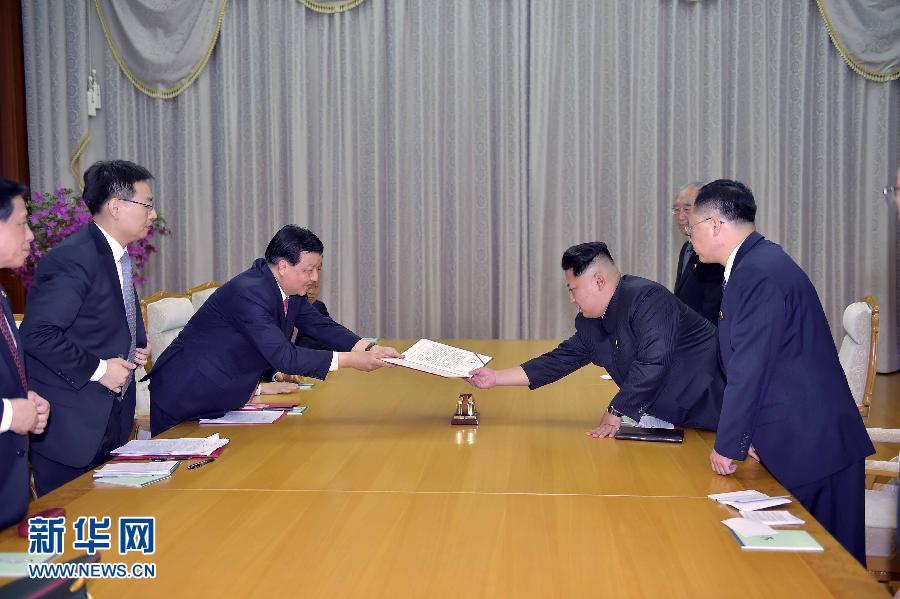 10月9日，中共中央政治局常委、中央書記處書記劉云山在平壤百花園迎賓館會(huì)見朝鮮勞動(dòng)黨第一書記金正恩。這是劉云山向金正恩轉(zhuǎn)交習(xí)近平總書記的親署函。新華社記者 李濤 攝