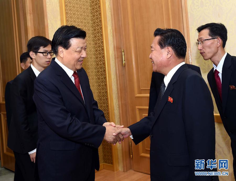 10月9日，在朝鮮進(jìn)行正式友好訪問的中共中央政治局常委、中央書記處書記劉云山與朝鮮勞動(dòng)黨中央政治局委員、中央書記崔龍海舉行會(huì)談。新華社記者 饒愛民 攝