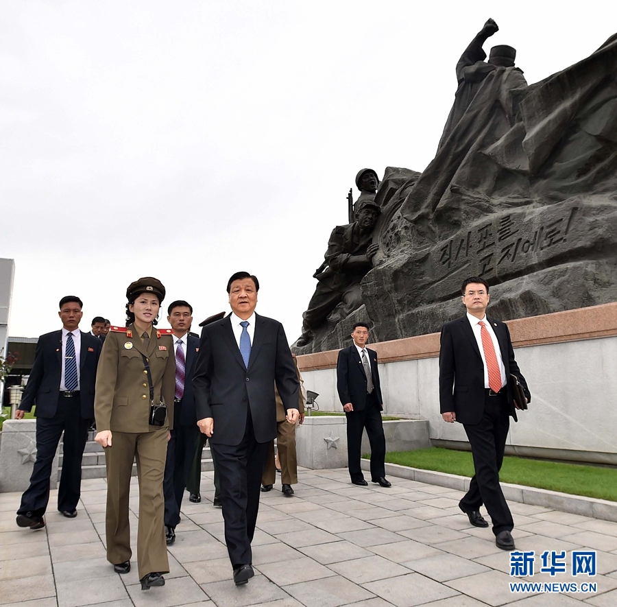 10月10日，正在朝鮮訪問的中共中央政治局常委、中央書記處書記劉云山在平壤參觀朝鮮祖國解放戰(zhàn)爭勝利紀(jì)念館。 新華社記者 李濤 攝