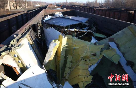 資料圖：烏克蘭頓涅茨克，MH17墜毀客機(jī)的殘骸裝上火車。圖片來源：CFP視覺中國