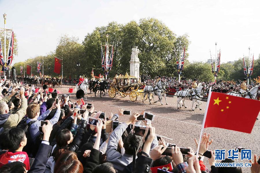 這是習(xí)近平和夫人彭麗媛在女王夫婦陪同下，乘坐皇家馬車前往白金漢宮下榻。新華社記者 周磊 攝