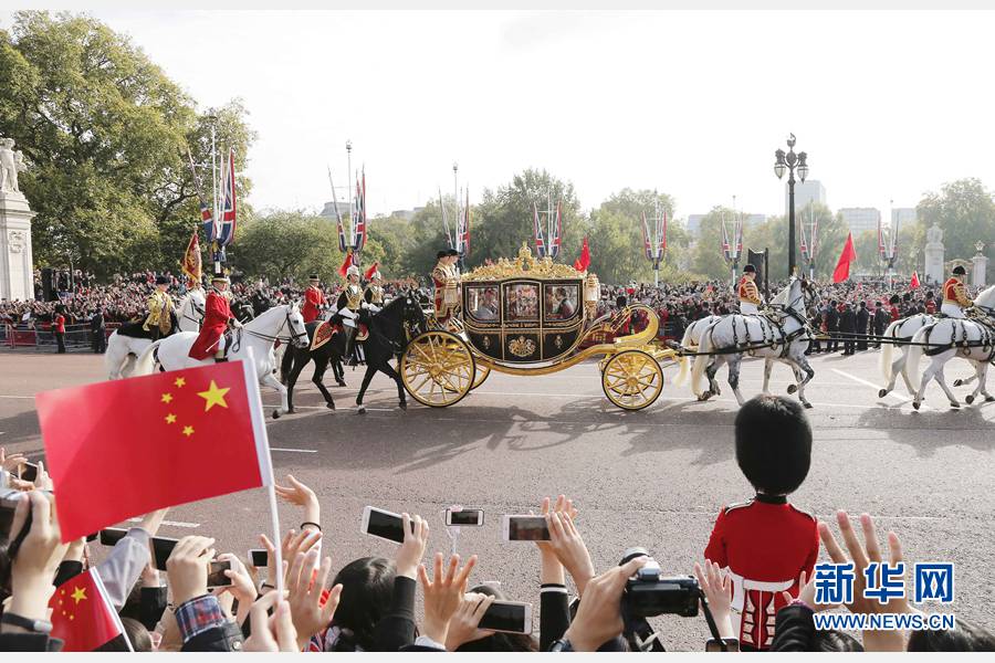 這是習(xí)近平和夫人彭麗媛在女王夫婦陪同下，乘坐皇家馬車前往白金漢宮下榻。新華社記者 周磊 攝