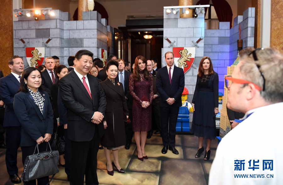 10月21日，國家主席習(xí)近平和夫人彭麗媛在英國威廉王子夫婦陪同下，出席在倫敦舉行的中英創(chuàng)意產(chǎn)業(yè)展。 新華社記者 張鐸 攝