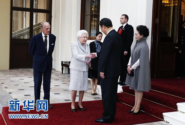 10月22日，國家主席習近平和夫人彭麗媛離開白金漢宮。離開前，英國女王伊麗莎白二世和丈夫菲利普親王專門前來同習近平夫婦親切話別。新華社記者 鞠鵬 攝