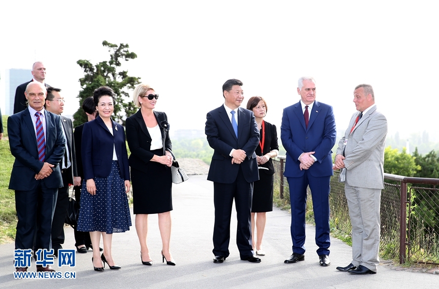 6月17日，中國國家主席習(xí)近平和夫人彭麗媛在塞爾維亞總統(tǒng)尼科利奇夫婦陪同下參觀具有悠久歷史的貝爾格萊德卡萊梅格丹公園。 新華社記者 馬占成 攝