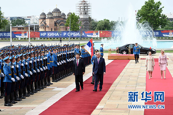 6月18日，國(guó)家主席習(xí)近平出席塞爾維亞總統(tǒng)尼科利奇在貝爾格萊德舉行的隆重歡迎儀式。 新華社記者饒愛(ài)民攝