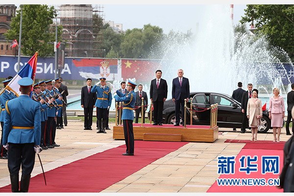  6月18日，國(guó)家主席習(xí)近平出席塞爾維亞總統(tǒng)尼科利奇在貝爾格萊德舉行的隆重歡迎儀式。 新華社記者馬占成攝