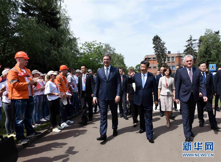 6月19日上午，國家主席習(xí)近平在貝爾格萊德參觀河鋼集團(tuán)塞爾維亞斯梅代雷沃鋼廠。習(xí)近平抵達(dá)時(shí)，塞爾維亞總統(tǒng)尼科利奇、總理武契奇在停車處熱情迎接。鋼廠工人和家屬、當(dāng)?shù)厥忻駭?shù)千人夾道歡迎。新華社記者 饒愛民 攝