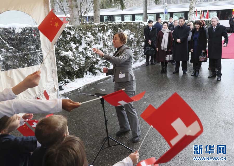 這是習(xí)近平和夫人彭麗媛在伯爾尼克爾薩茨火車站觀看瑞士童聲合唱團(tuán)表演。 新華社記者 蘭紅光 攝