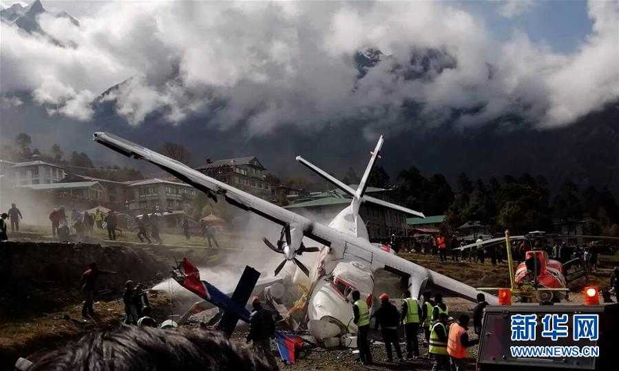 （國際）（1）珠峰南坡一小飛機(jī)撞直升機(jī)2人死亡