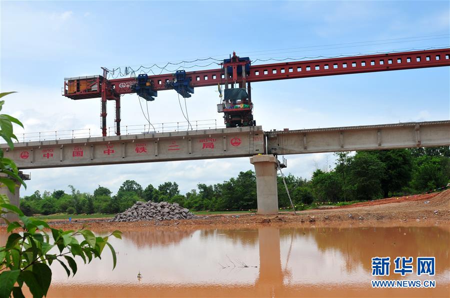 （國際）（1）中老鐵路全線最長橋梁楠科內(nèi)河特大橋順利架通