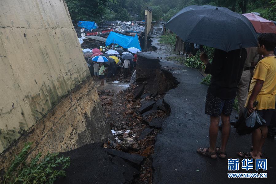 （國(guó)際）（4）印度孟買(mǎi)降雨引發(fā)墻體垮塌致16人死亡