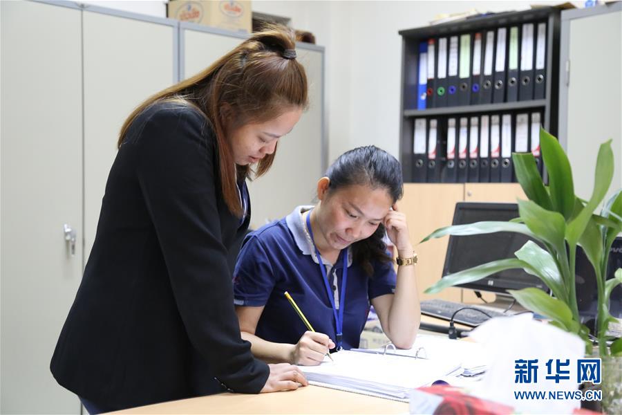 （國際·圖文互動）（1）通訊：“信守承諾，一諾千金”——一個老撾女孩在中國企業(yè)的十年成長史