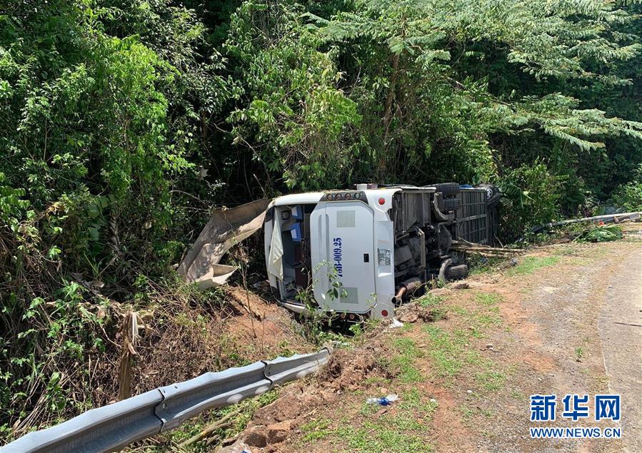 （國(guó)際）（1）越南中部一旅游大巴翻車致13死