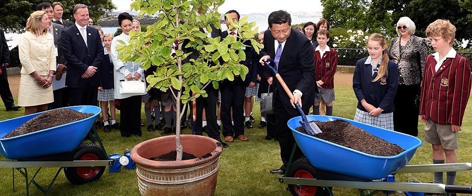 習近平在澳大利亞塔斯馬尼亞州與小學生共同植樹