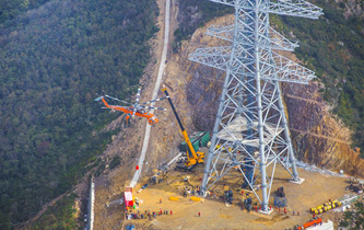 世界最高輸電鐵塔直升機(jī)跨海放索順利完成