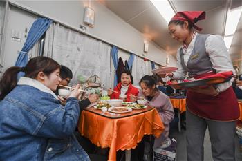 忙碌的臨客餐車