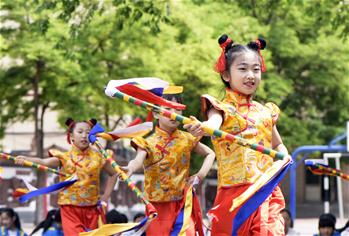 呼和浩特：校園炫彩花棍舞